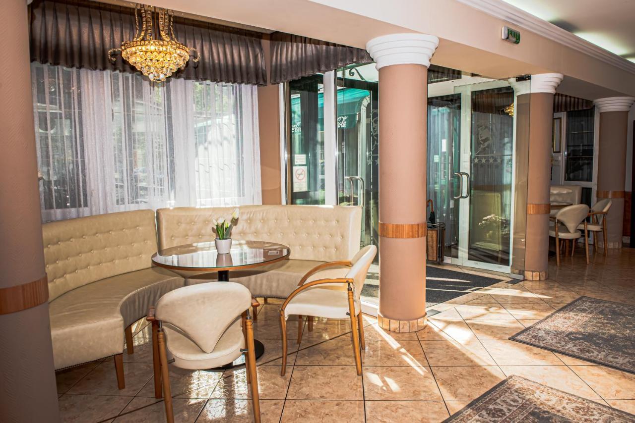Hotel Villa Classica Papa Exterior photo