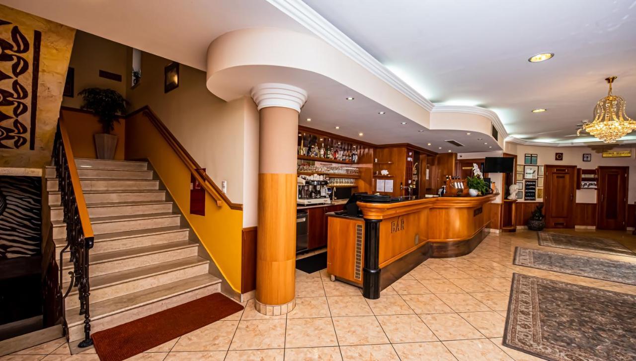 Hotel Villa Classica Papa Exterior photo